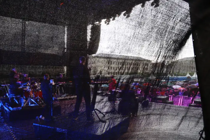 Blick von der Bühne auf ein Open-Air-Konzert