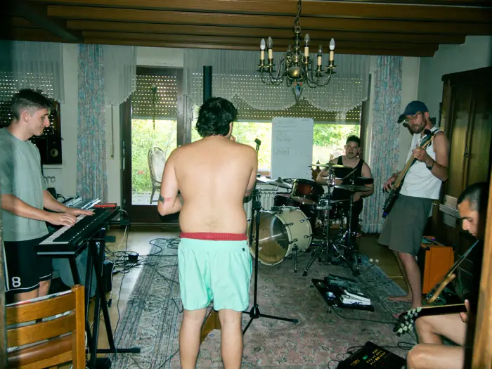 Band bei einer Aufnahme im Wohnzimmer