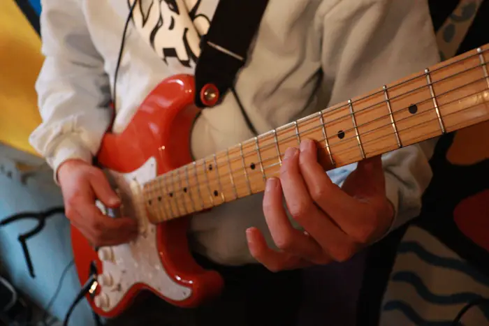 Nahaufnahme einer Gitarre beim Overdub